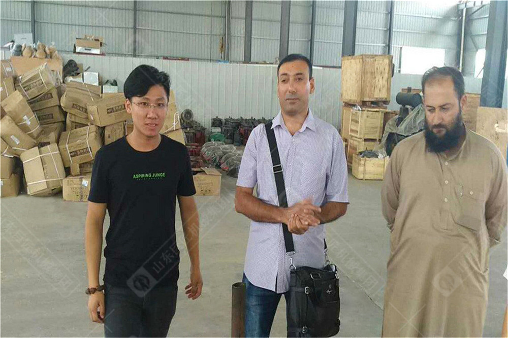 山东德信竞技机械集团轮式液压钻机出口巴基斯坦